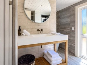 Shower, hair dryer - Smiths Cottage - Adults Only Bay View Retreat (Waiheke Island)