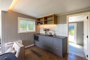 Réfrigérateur, four à micro-ondes, surface de cuisson, lave-vaisselle