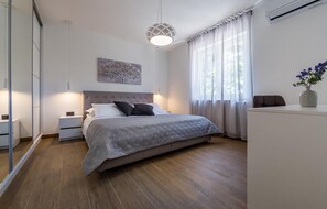 4 bedrooms, iron/ironing board, travel cot, free WiFi - Amazing home in Labin - Rabac (Labin - Rabac)