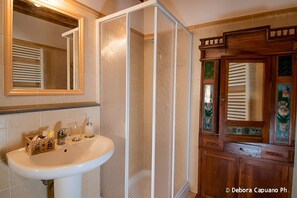 Shower, hair dryer, bidet, towels - "Civita di Bagnoregio" Palazzo Granaroli (Bagnoregio)