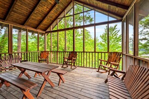 Outdoor dining - Moonshine Mountain Lodge | 3 Min to Downtown Gatlinburg (Gatlinburg)