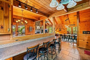 Dining - Moonshine Mountain Lodge | 3 Min to Downtown Gatlinburg (Gatlinburg)