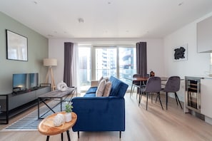 Apartamento | Área de estar | TV 37 polegadas com canais a cabo, Netflix, serviços de streaming