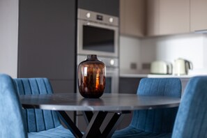 Apartamento | Cozinha privada | Geladeira, fogão, cooktop, lava-louças
