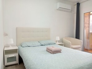 3 habitaciones, tabla de planchar con plancha, wifi y ropa de cama