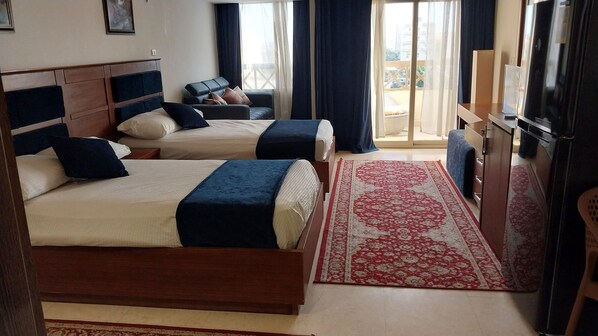 1 bedroom, desk, bed sheets - Palma Resort Hurghada Apartment with Private Beach (Hurghada)