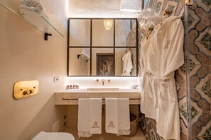 Hair dryer, towels, soap, shampoo - Sunshine in Alma domus ancient vaulted house recently opened in Amalfi (Amalfi)