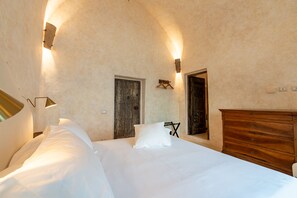 1 bedroom, iron/ironing board, free WiFi, bed sheets - Sunshine in Alma domus ancient vaulted house recently opened in Amalfi (Amalfi)