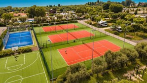 An aerial view of a tennis court complex with multiple courts, a swimming pool, and surrounding greenery. - Bungalow with air conditioning, terrace and pool (Fossalta)