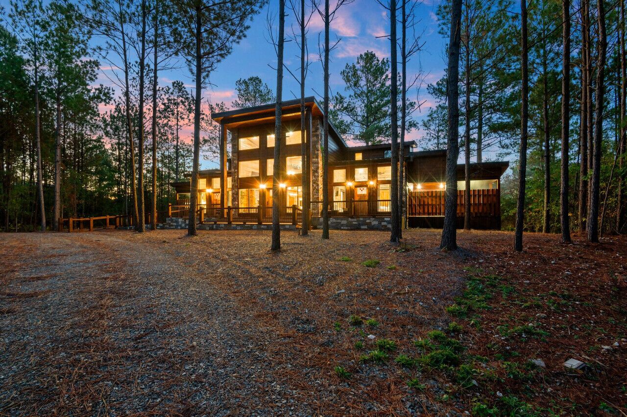 Brookside Lodge - Waterfront Stunner w/ Activities for All!