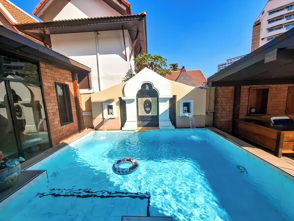 Una piscina al aire libre