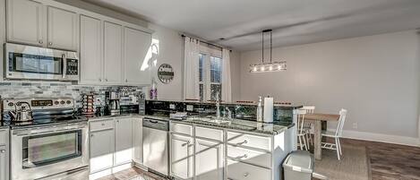 冰箱、微波炉、烤箱、炉灶