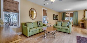 TV - Relax in Comfort in Our Spacious Home Sleeps 8 (North Myrtle Beach)