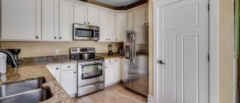 冰箱、微波炉、烤箱、炉灶