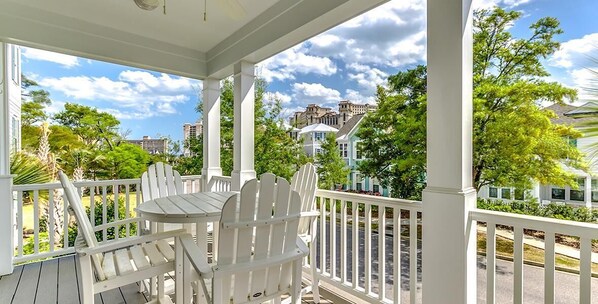 Outdoor dining - Stylish 2 Bdrm Villa in Salt Creek Perfect Getaway (North Myrtle Beach)