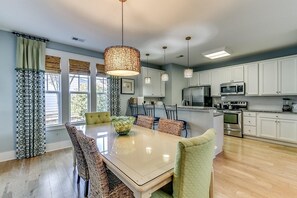 Dining - Spacious3-Bedroom Vacation Rental with Versatile Sleeping Arrangements (North Myrtle Beach)