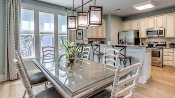 冰箱、微波炉、烤箱、炉灶