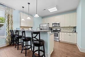 Fridge, microwave, oven, stovetop - Elegant 4 Bedroom Family Home with Amenities (North Myrtle Beach)