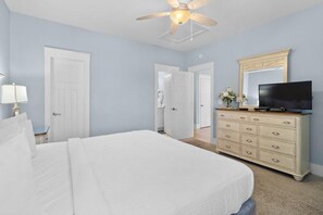 1 bedroom, Internet, bed sheets - Your Cozy Hideaway: 1 Bdrm with Balcony Near Beach (North Myrtle Beach)