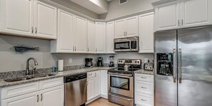 Fridge, microwave, oven, stovetop - Deluxe 1 Bdrm Carriage House at North Beach Resort (North Myrtle Beach)