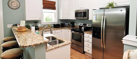 Kjøleskap, mikrobølgeovn, ovn og kokeplater