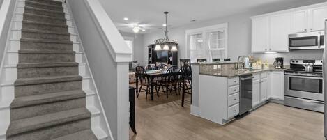 冷蔵庫、電子レンジ、オーブン、コンロ