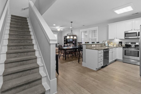 Refrigerador, microondas, horno, placa de cocina