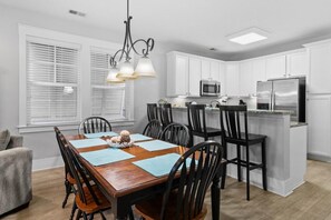 Dining - Your Ideal Escape: Charming 3 Bedroom Townhome (North Myrtle Beach)
