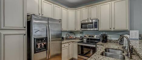 Køleskab, mikrobølgeovn, ovn, kogeplade