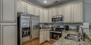 Fridge, microwave, oven, stovetop - 3 Bedroom Townhome with Courtyard: Sleeps 8 (North Myrtle Beach)