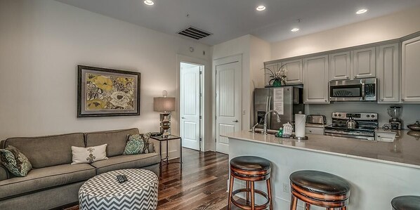 TV - Ideal Getaway: 1 Bdrm Luxury Flat with Room for 4 (North Myrtle Beach)