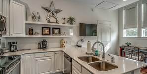 Fridge, microwave, oven, stovetop - Ideal Getaway: 1 Bdrm Luxury Flat with Room for 4 (North Myrtle Beach)