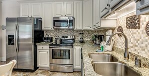 Kjøleskap, mikrobølgeovn, ovn og kokeplater