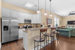 Fridge, microwave, oven, stovetop - Modern 1 Bedroom Luxury Flat Your Stylish Oasis (North Myrtle Beach)