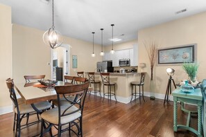 Dining - Modern 1 Bedroom Luxury Flat Your Stylish Oasis (North Myrtle Beach)