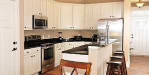 Private kitchen - Exquisite Three-Bedroom Home with Ample Space for 8 Guests – Unwind in Luxury! (North Myrtle Beach)