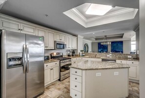 冷蔵庫、電子レンジ、オーブン、コンロ