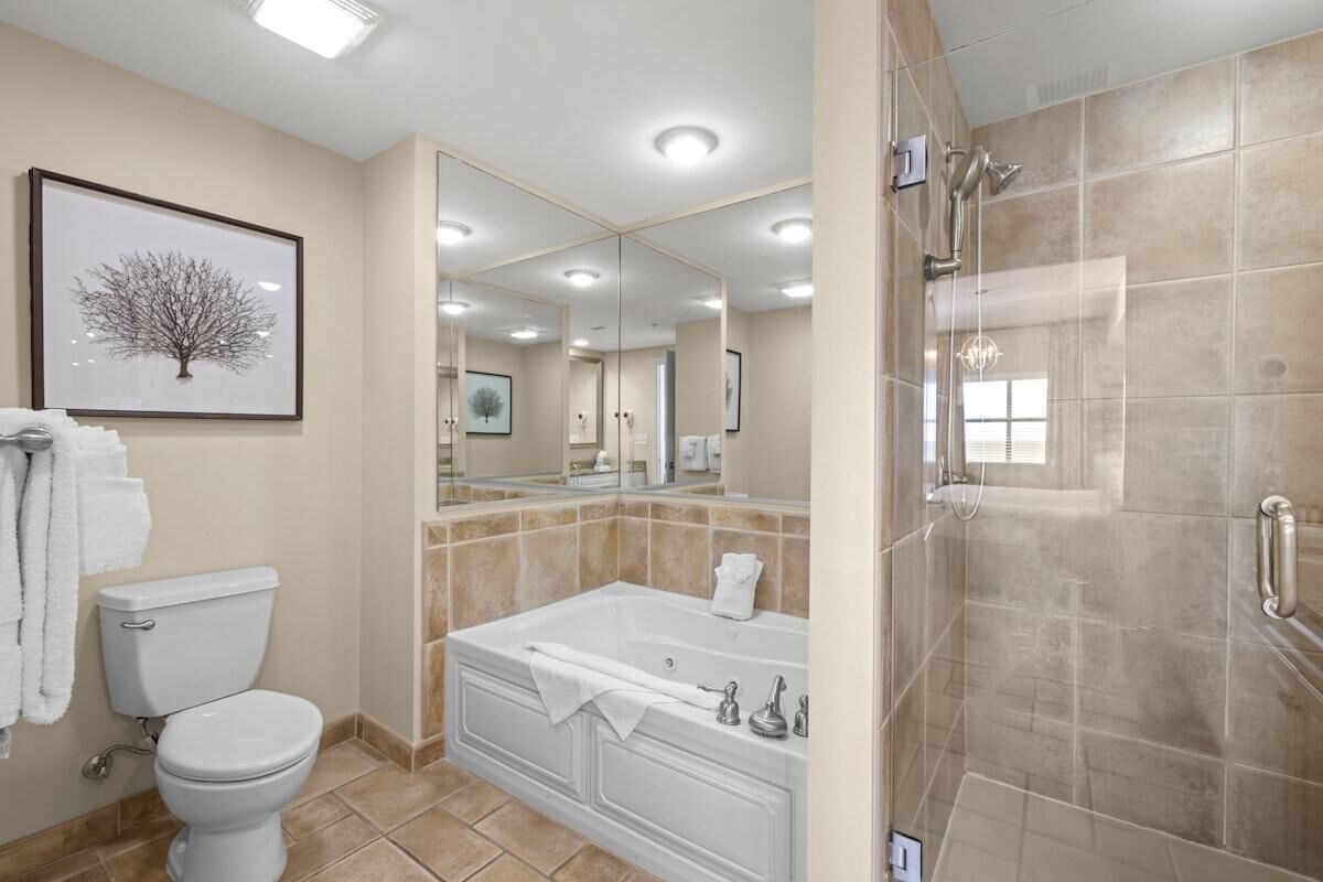 Un bagno con il water, una vasca e una doccia.