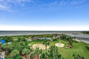 On the beach - Unparalleled Luxury in Our Exquisite 4 Bdrm Condo (North Myrtle Beach)