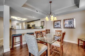 Dining - Seaside Splendor: 4 Bedroom Oceanfront Condo (North Myrtle Beach)