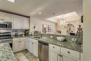 Fridge, microwave, oven, stovetop - Penthouse Perfection at Jasmine Tower for 10 Guests (North Myrtle Beach)