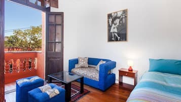 Kamar Triple Comfort | Selimut bulu angsa dan dilengkapi dengan perabotan berbeda-beda