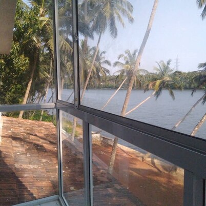 Riverside Stay @WaterGlassVilla