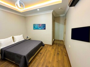 Suite Keluarga | Seprai premium, selimut bulu angsa, meja kerja, dan tirai kedap cahaya