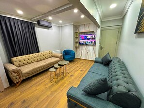 Suite Keluarga | Area keluarga | Televisi layar datar 50-inci dengan saluran TV satelit dan Netflix