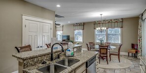 Fridge, microwave, oven, stovetop - Unwind & Relax 3 Bedroom Home Near the Beach (North Myrtle Beach)