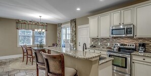 Fridge, microwave, oven, stovetop - Unwind & Relax 3 Bedroom Home Near the Beach (North Myrtle Beach)