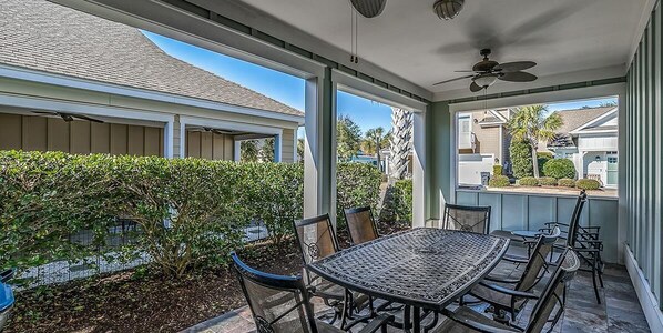 Outdoor dining - Unwind & Relax 3 Bedroom Home Near the Beach (North Myrtle Beach)