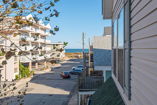 Property grounds - Fun, colorful 3-bedroom townhouse with free WiFi and a partial ocean view located midtown on the ocean block and just a short walk to the beach! (OCEAN CITY)