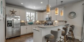 冷蔵庫、電子レンジ、オーブン、コンロ